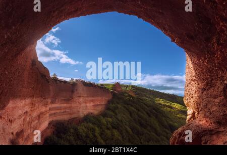 Vue à travers une arche naturelle, Las Medulas, Leon, Espagne Banque D'Images