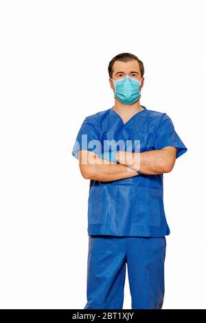 Un médecin de sexe masculin dans des exfoliations portant un masque facial de protection et des gants avec des mains croisées attendant les patients. Concept de coronavirus à fond blanc Banque D'Images