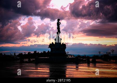 Réplique de la statue du David de Michel-Ange sur la place Michel-Ange pendant le coucher du soleil à Florence, en Italie Banque D'Images