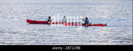 Touristes kayak dans la marina. Un des touristes pointant vers la direction. Kayaks rouges. Gros plan. Banque D'Images