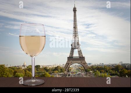 Verre de vin blanc avec vue sur la tour Eiffel à Paris, France. Dîner romantique avec vue sur la Tour Eiffel de Paris. Banque D'Images