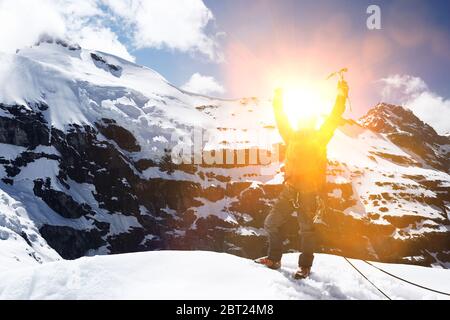 Le montagnard célèbre son sommet de montagne Banque D'Images