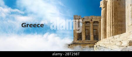 L'entrée de l'Acropole (Propylaea) avec colonnes, Athènes, inscription Grèce sur le ciel, image panoramique Banque D'Images