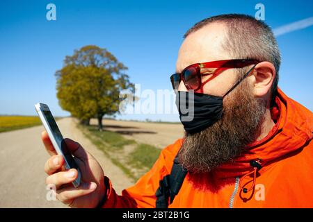 Barbu homme dans le masque de protection dans le pays Banque D'Images