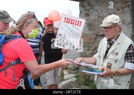 Schierke Allemagne 22 Mai Le Randonneur De Disque Benno Schmidt Alias Brocken Benno Celebre Son e Anniversaire Sur Le Brocken Haut De 1141 Metres Environ 150 Personnes L Ont Applaudi Sur Le Schierke Allemagne 22 Mai Le Randonneur De Disque Benno Schmidt Alias Brocken Benno Celebre Son e Anniversaire Sur Le Brocken Haut De 1141 Metres Environ 150 Personnes L Ont Applaudi Sur Le