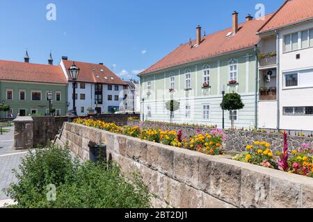Ville de campagne Eger avec maisons traditionnelles en Hongrie Banque D'Images