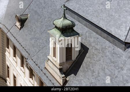 Bâtiment historique avec toit en ardoise et dormeur traditionnel Banque D'Images