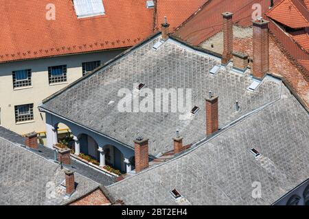 Bâtiment historique avec toit en ardoise et cheminées en briques Banque D'Images