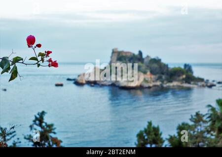 Vue sur Isola Bella le long de la côte méditerranéenne près de Taormina, Sicile. Italie Banque D'Images