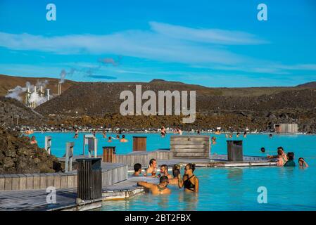 Les gens à la piscine chaude géothermique Blue Lagoon en Islande Banque D'Images