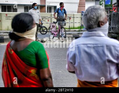 Kochi, Inde - Mai 2020: Les personnes avec des masques de visage traversant la rue pendant le confinement en raison de la pandémie COVID-19 le 22 mai 2020 à Kochi, Kerala. Banque D'Images