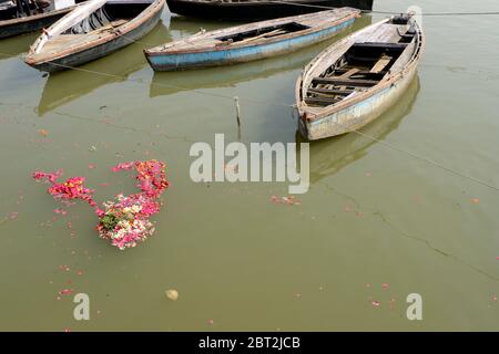 bateaux sur le gange et la photographie abstraite de guirlande flottante Banque D'Images