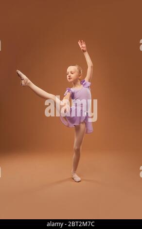 fille en vêtements pour la danse de salle de bal Banque D'Images