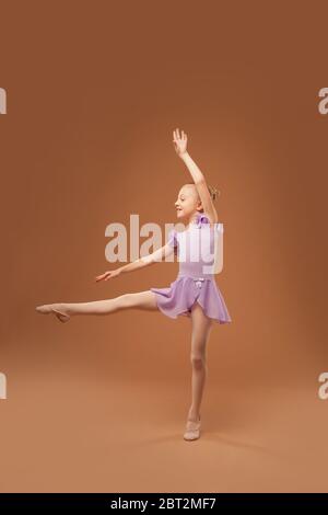 fille dans une robe violette montre des éléments de ballet Banque D'Images