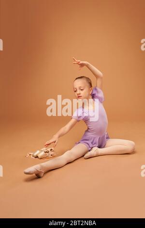 fille dans une robe violette montre des éléments de ballet Banque D'Images