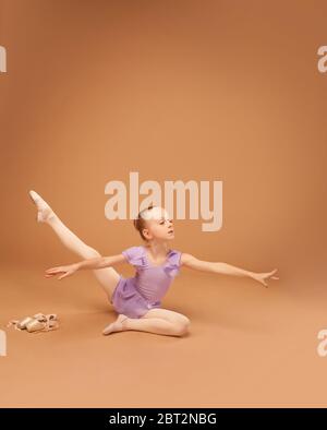 fille dans une robe violette montre des éléments de ballet Banque D'Images