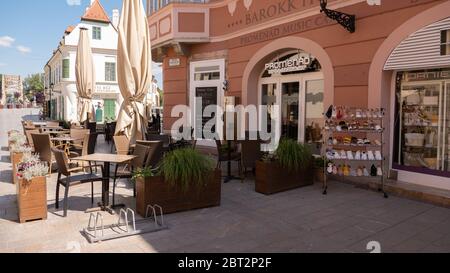 Gyor Hongrie 05 21 2020: Terrasse d'un restaurant sans invités à cause du coronavirus. Banque D'Images