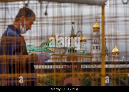 Moscou, Russie. 22 mai 2020 UN homme dans un masque et des gants sur fond de Kremlin de Moscou pendant la pandémie de coronavirus COVID-19 en Russie Banque D'Images