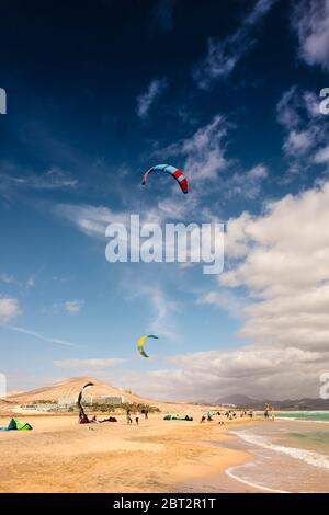 Kite surf à la plage de Sotavento à Fuerteventura, îles Canaries, Espagne Banque D'Images