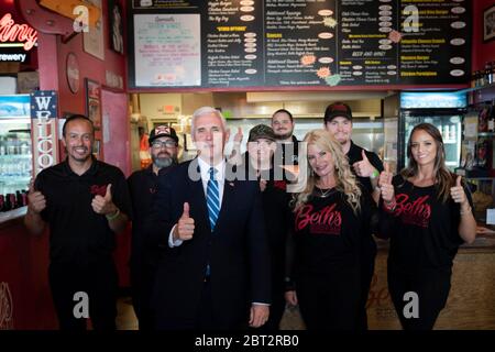 Le vice-président américain Mike Pence pose avec Beth Steele, au centre à droite, et le personnel de Beth’s Burger Bar le 20 mai 2020 à Orlando, en Floride. Nous avons déjeuné avec le gouvernement de Floride. Ron DeSantis et les deux n'ont pas respecté les règles de distanciation sociale et sont allés sans masque. Banque D'Images