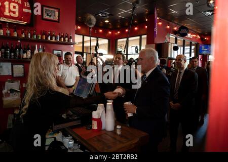 Mike Pence, vice-président des États-Unis, et Florida Gov. Ron DeSantis commande des hamburgers à Beth Steele, à gauche, propriétaire du Beth’s Burger Bar le 20 mai 2020 à Orlando, en Floride. Pence et DeSantis mangeaient le déjeuner ensemble et tous deux échouèrent à respecter les règles sociales de distanciation et partirent sans masque. Banque D'Images