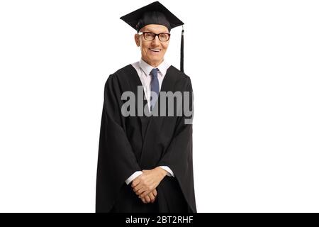 Homme âgé diplômé portant une robe et souriant isolé sur fond blanc Banque D'Images