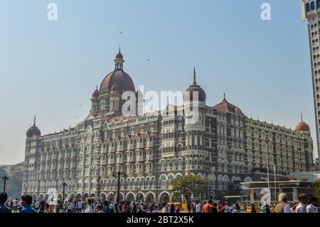 Belle porte de l'Inde près de Taj Palace Hotel Mumbai sur le port avec de nombreuses jetées, sur la mer d'Oman près de monument Chhatrapati Shivaji Banque D'Images