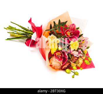 bouquet de roses, alstroemeria, œillets, orchidées en papier d'emballage sur fond blanc Banque D'Images