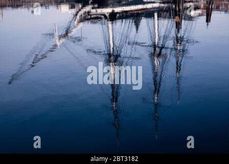 Reflet de l'USS Constitution lorsqu'il est ancré dans le port de Boston Banque D'Images