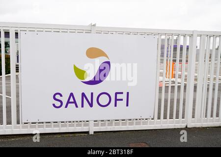 Bordeaux , Aquitaine / France - 05 14 2020 : Sanofi signe signe bâtiment bureau compagnie pharmaceutique multinationale française Banque D'Images