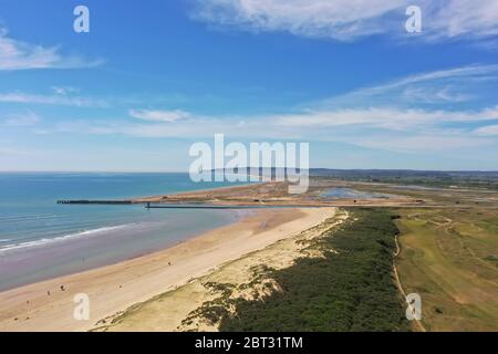 Belle photo aérienne de la côte de sable en Angleterre, célèbre concept de plages côtières Banque D'Images