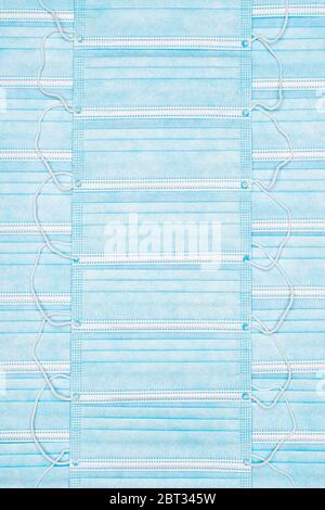 Contexte des masques médicaux. Vue rapprochée du lot bleu bandage respiratoire chirurgical jetable pour le visage humain avec des sangles d'oreille en caoutchouc comme résumé Banque D'Images