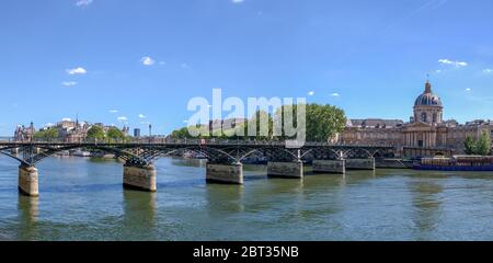 Les gens qui marchent sur le Pont des Arts le pont sur la Seine - Paris Banque D'Images