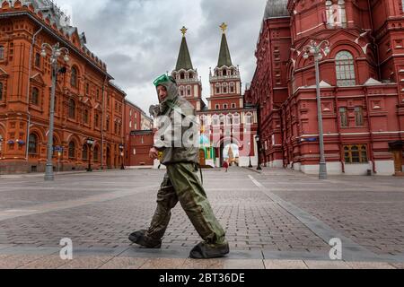 Moscou, Russie. 22 mai 2020 UN homme marche le long de la place Manège dans le centre de Moscou dans une combinaison de protection chimique pendant l'épidémie de coronavirus COVID-19 en Russie Banque D'Images