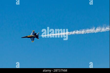 Les Blue Angels se sont performances au-dessus de Seattle lors du salon de l'air de la mer de 2015. L'équipe des Blue Angels est l'escadron de démonstration de vol de la Marine des États-Unis, avec des aviateurs de la Marine et des Marines. Il a été formé en 1946, ce qui en fait la deuxième plus ancienne équipe de vol acrobatique formelle au monde. Les six pilotes de démonstration des Blue Angels pilotent le F/A-18 Hornet, généralement dans plus de 70 spectacles à 34 endroits dans l'ensemble des États-Unis chaque année, où ils emploient encore beaucoup des mêmes pratiques et techniques utilisées dans leurs expositions aériennes en 1946. Banque D'Images