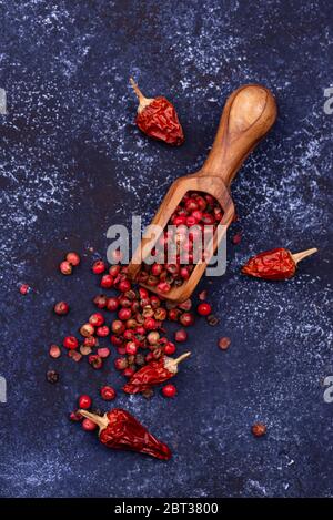 Piment rouge séché à chaud sur fond bleu Banque D'Images