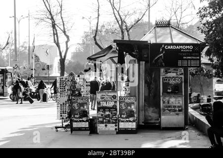 Vue d'un kiosque souvenir sur la Plaza de Cibeles à Madrid, Espagne, avant le coronavirus. Banque D'Images