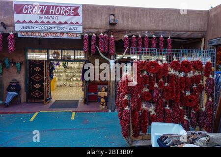 Des poivrons rouges sont suspendus à l'entrée du magasin Crazy Horse à Santa Fe, NOUVEAU-MEXIQUE Banque D'Images