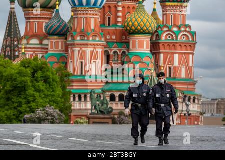 Moscou, Russie. 22 mai 2020. Les policiers portent des masques sur le Red Suqare lors d'une ordonnance d'isolement imposé par les autorités moscovites aux citoyens de tous âges pour contenir la propagation de l'infection à coronavirus COVID-19, Russie Banque D'Images