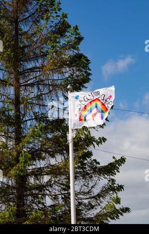 Drapeau « Restez en sécurité » volant à Great Gonerby, Grantham, Lincolnshire, Angleterre. Pendant la pandémie de virus Covid 19 Corona 2020 Banque D'Images