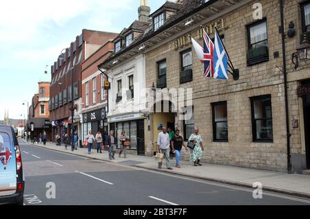 Peterborough, Royaume-Uni. 22 mai 2020. Sixième jour de Lockdown, à Peterborough. Les gens descendent Westgate, après le Bull Hotel, à une distance sociale de l'un de l'autre. Même s'il y a eu une levée partielle de verrouillage, il ya encore beaucoup de magasins qui doivent rester fermés, y compris les barbers et les salons de coiffure. COVID-19 coronavirus LockDown, Peterborough, Cambridgeshire, Royaume-Uni, on 22 mai 2020 crédit: Paul Marriott/Alay Live News Banque D'Images