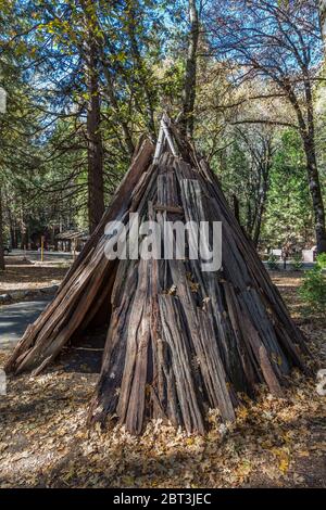 Maison en cèdre d'Encens, en couleur de calocedrus, en écorce écrasée de vignes par les Miwok dans la vallée de Yosemite, parc national de Yosemite, Califo Banque D'Images