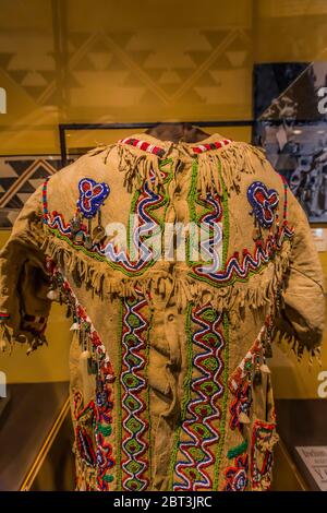 Robe Buckskin créée par Maggie Howard dans les années 1920 pour les Indian Field Days, avec perles de verre, coquillages et coquillages pour animaux de compagnie, maintenant en démonstration Banque D'Images