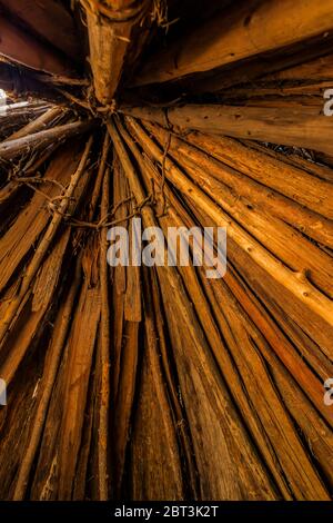 Maison en cèdre d'Encens, en couleur de calocedrus, en écorce écrasée de vignes par les Miwok dans la vallée de Yosemite, parc national de Yosemite, Califo Banque D'Images