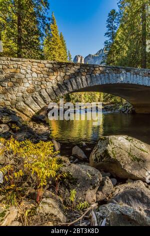 Pont de Pohono au-dessus de la rivière Merced en automne dans la vallée de Yosemite, parc national de Yosemite, Californie, États-Unis Banque D'Images