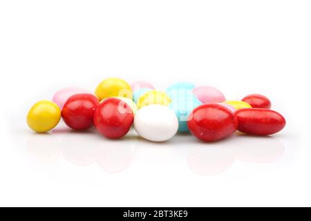 Boutons colorés de bonbons Almond isolés sur fond blanc Banque D'Images