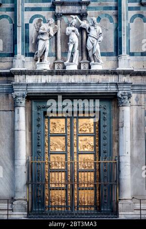 Détail de panneaux de portes sculptées sur le Baptistère Saint-Jean de Florence, Toscane Italie Banque D'Images