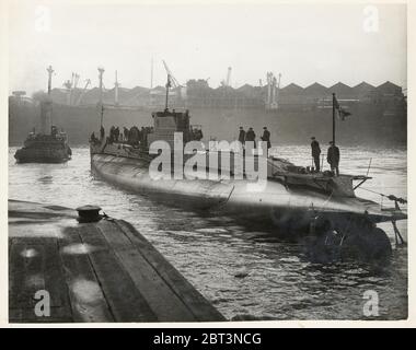 Photographie d'époque de la Seconde Guerre mondiale - lancement d'un nouveau sous-marin britannique dans un chantier naval britannique Banque D'Images