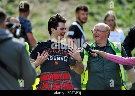 Cheese Rolling Down Cooper's Hill, Brockworth près de Gloucester. Les courses non officielles après la descente des derniers hommes que trop de gens veulent courir un Banque D'Images