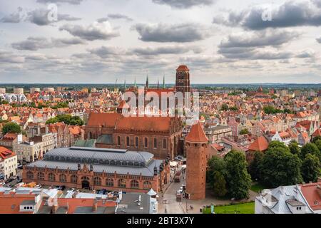 Vue aérienne de la vieille ville avec l'église saint Marys à Gdansk Banque D'Images